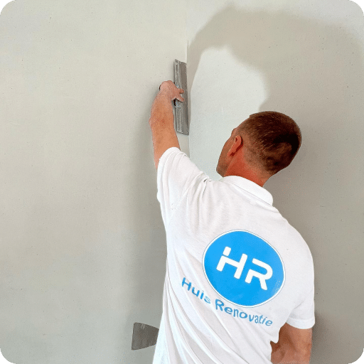 Vakman van HR Huis Renovatie stuct een wand