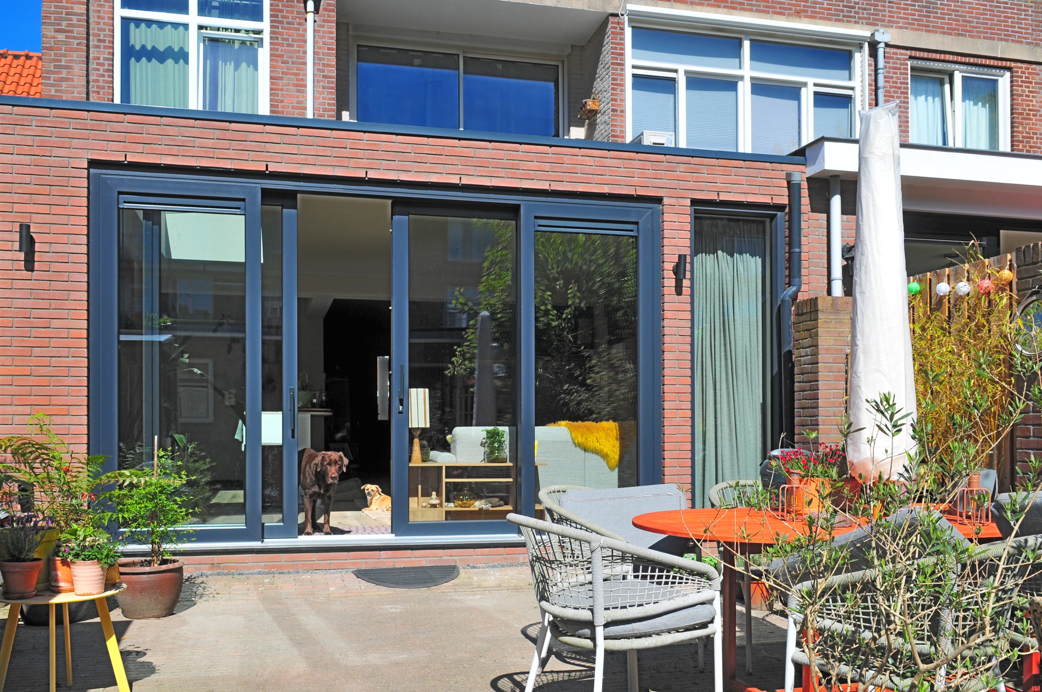 Uitbouw met grote glazen pui, gerealiseerd door HR Huis Renovatie in Rijswijk