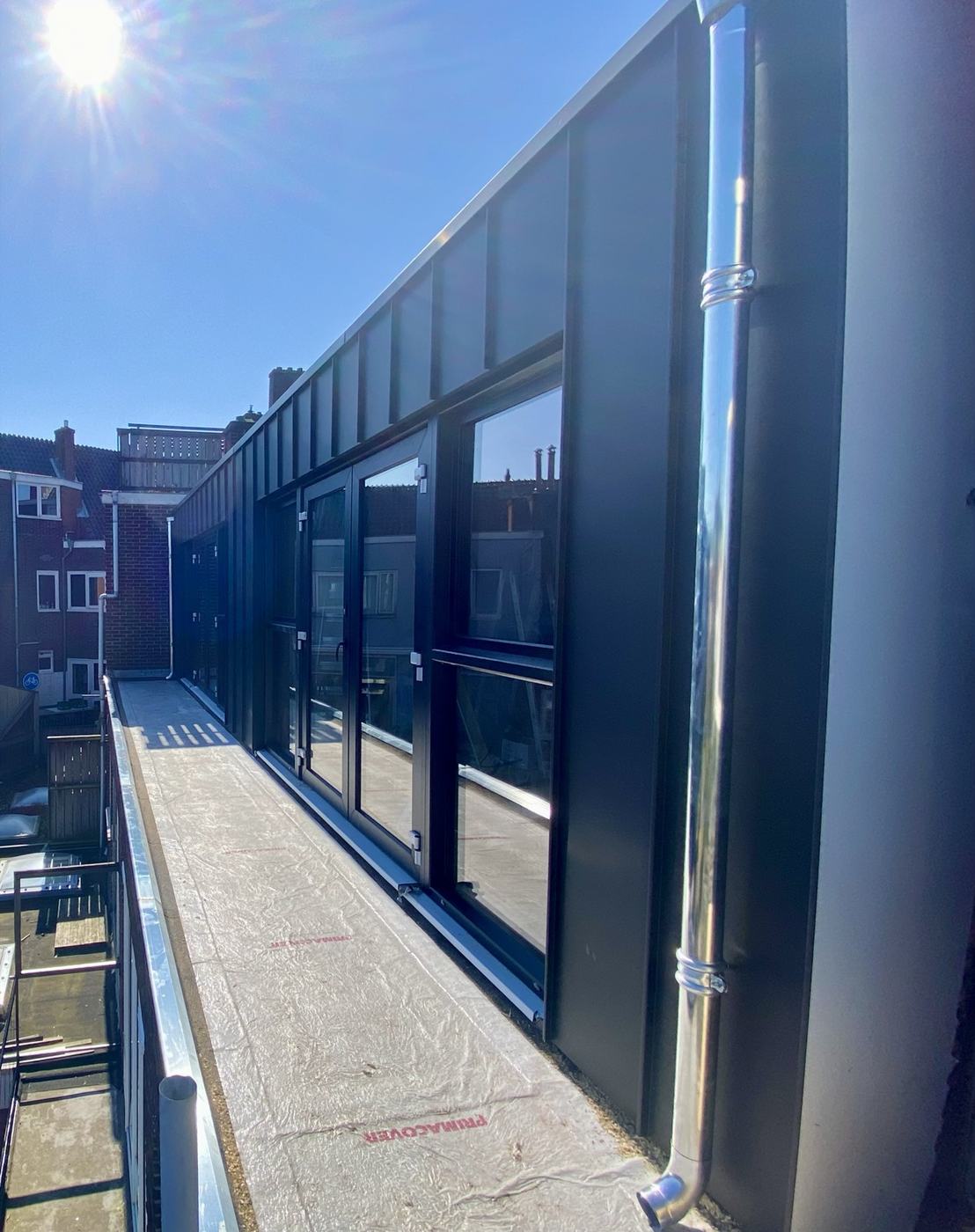 Dakopbouw met zwarte gevel in Utrecht